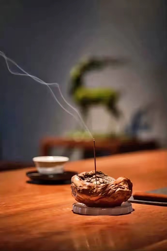 如果是你，能在这样的绝境中坚持多久？

71岁的小峰阳子勒死102岁的母亲，东京法院判了3年缓刑。这个判决结果在很多人看来或许有些“轻”，但在心理学视角下，这其实是一次对极致心理崩溃的司法体恤。

小峰阳子独自照护失智母亲12年，每周仅有一次上门洗澡服务作为外部支援。

案发前她曾试图寻找养老 ​