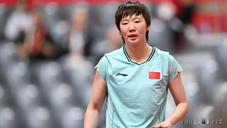 半决赛两个4比1都藏了雷，当晚决赛王曼昱15比13咬下孙颖莎，日本小将9比5领先那局才是真正信号
半决赛两场4-1，合计耗时接近95分钟，现场观众两千九百到三千八百人。王曼昱第三局5-9落后张本美和，硬是12-10翻了回来；孙颖莎第四局跟早田希娜缠到11-9才勉强拿下。
比分看着轻松，局内全是刀口舔