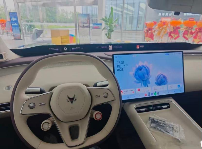网上刷到极狐阿尔法T7一堆配置，
说实话一开始不太敢相信13.28万起能给到这么多。

专门跑门店实地试驾，
纯电版本CLTC续航715km，
800V平台15分钟补能370公里。
上路底盘调校扎实，车机运行顺滑，
内饰细节做工也不错。

很多东西光看参数没用，
一定要亲身开一圈才靠谱。
#极狐阿尔法T7# ​