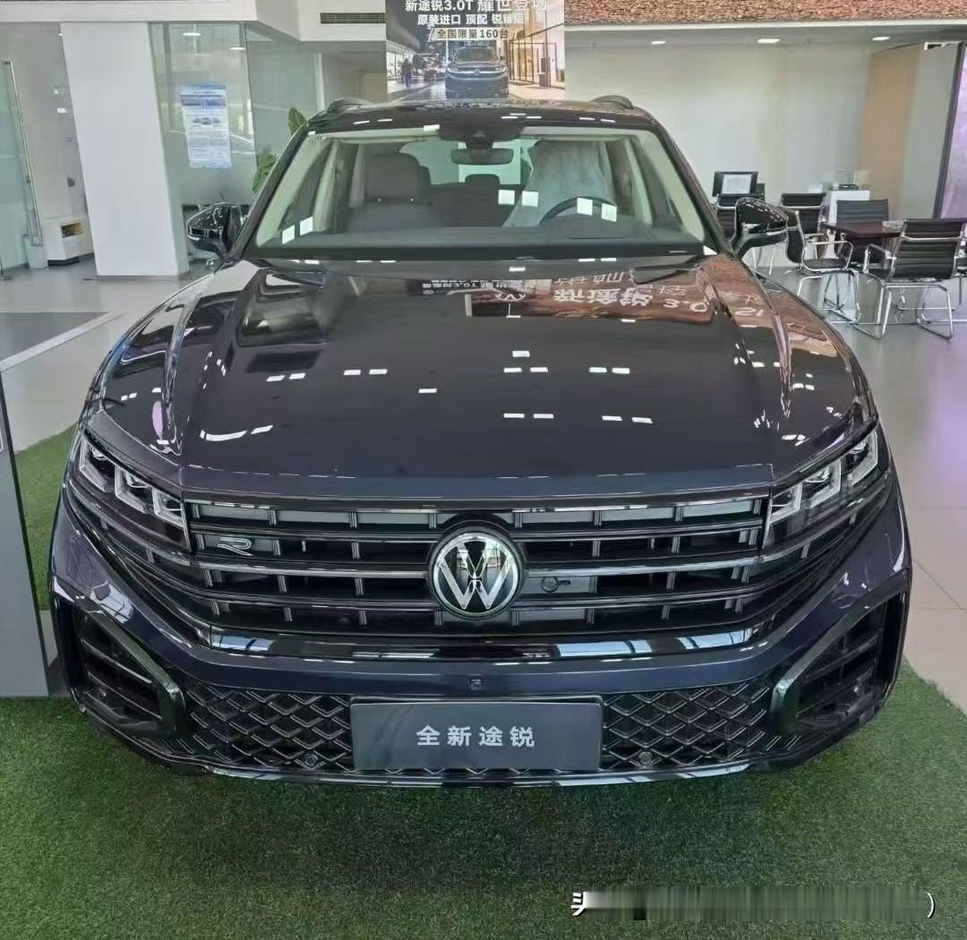 途锐目前还有同行做这款车，但是已经很少。途锐2.0T锐影版，这车指导价55.88万，目前实际售价在36万。这车和宝马X5的2.0T最低配售价差了10万左右。差距确实足够大，但是从途锐到宝马X5这中间选择太多了，包括途锐36万售价的选择也很多。途锐自己也没什么卖点，找不到买它的点。