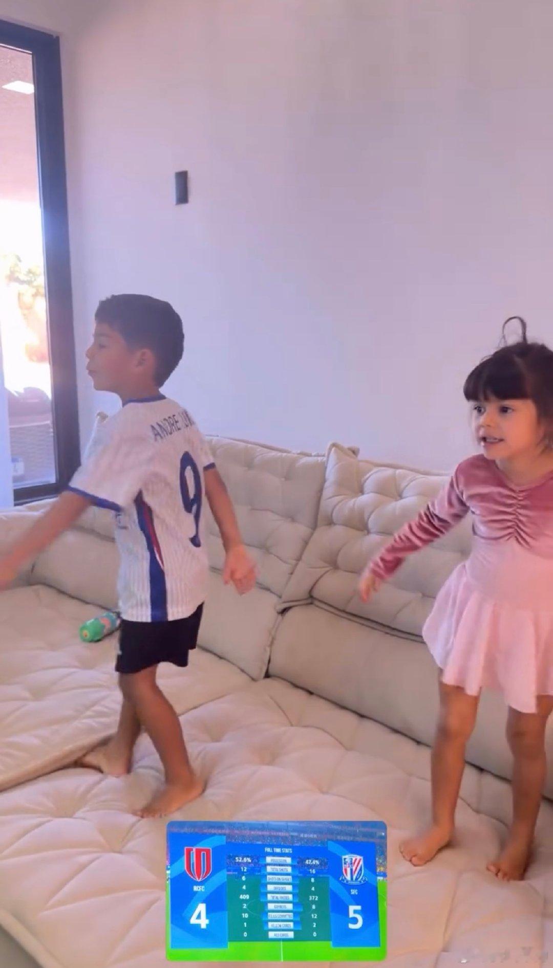 #上海申花[超话]##申花# 
申花和蓉城的比赛，也吸引了远在巴西的路易斯一家的观赛，蓉城把比分追成4:5的时候，路易斯儿子Caue会抱头哭泣（图1，图2），当申花最终赢得比赛时，孩子们会在沙发上跳跃庆祝（图3），并且用很标准的中文说着“申花赢了” ​