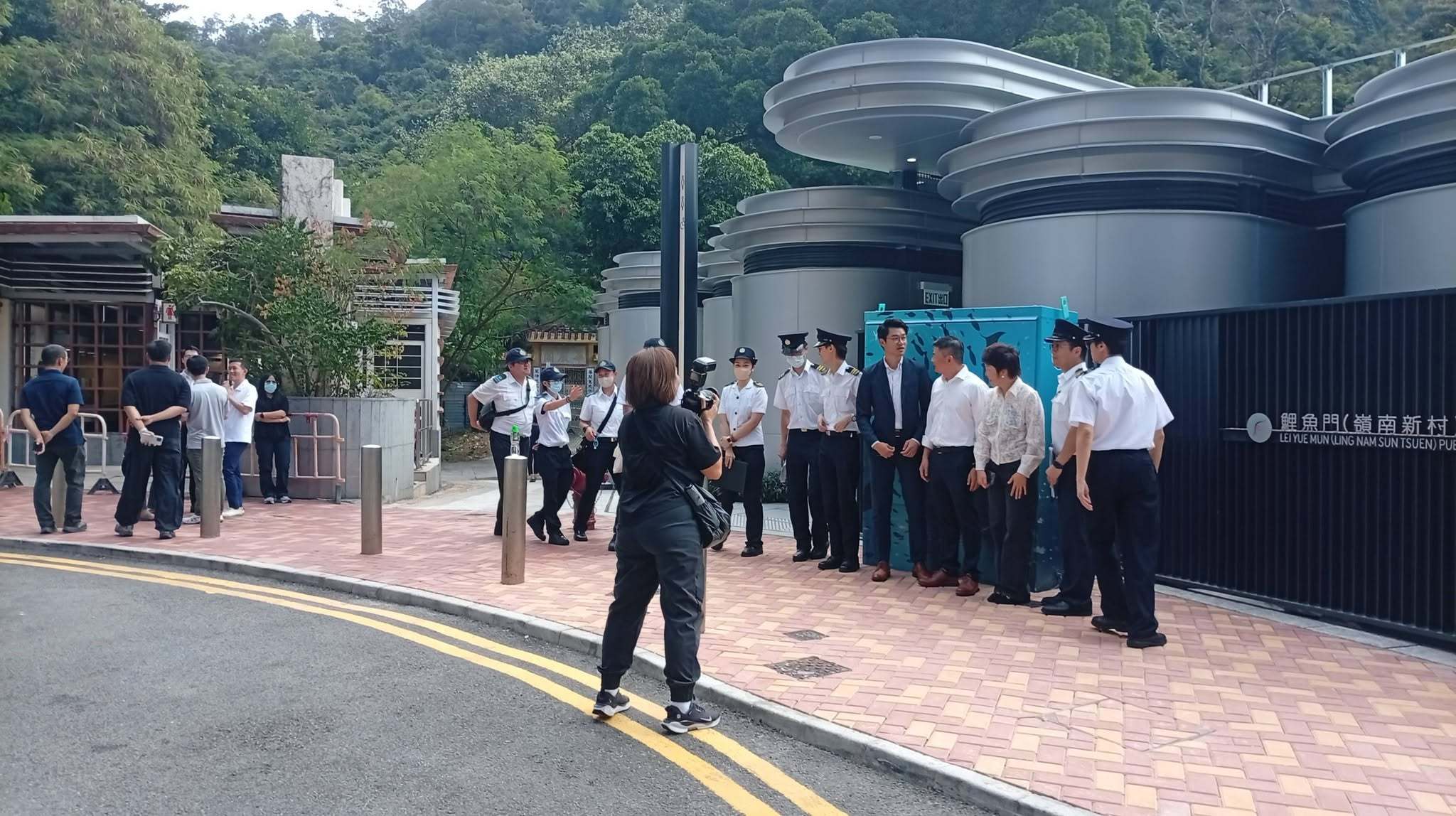 香港鲤鱼门附近公厕新开张了。这个公厕总造价3,830万港元，其中顾问费约为540万港元。以每日约300人次使用、公厕寿命20年计算，平均每人每次如厕成本约17港元。 ​​​