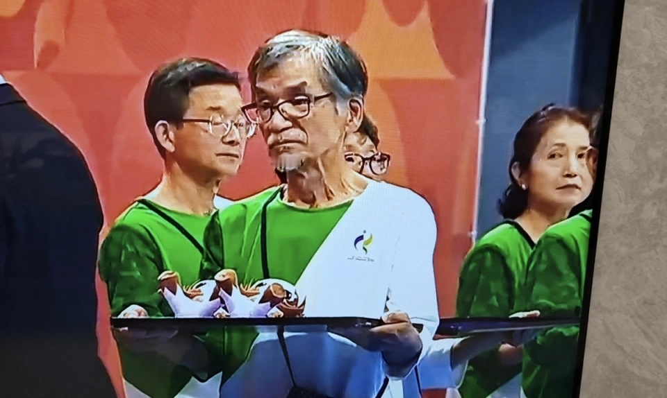 日本真的不行了？亚运会一幕彻底戳穿真相：大国衰落，从来都是静悄悄发生的，最近名古屋亚运会一个画面，在网上悄悄火了。一个特别不起眼的细节，却让很多人看完心里五味杂陈：本届亚运会的礼仪志愿者，全是大爷大妈。
 
在历届大型洲际赛事中，颁奖礼仪向来是青春活力的代名词，一张张年轻朝气的面孔、挺拔舒展的身姿，