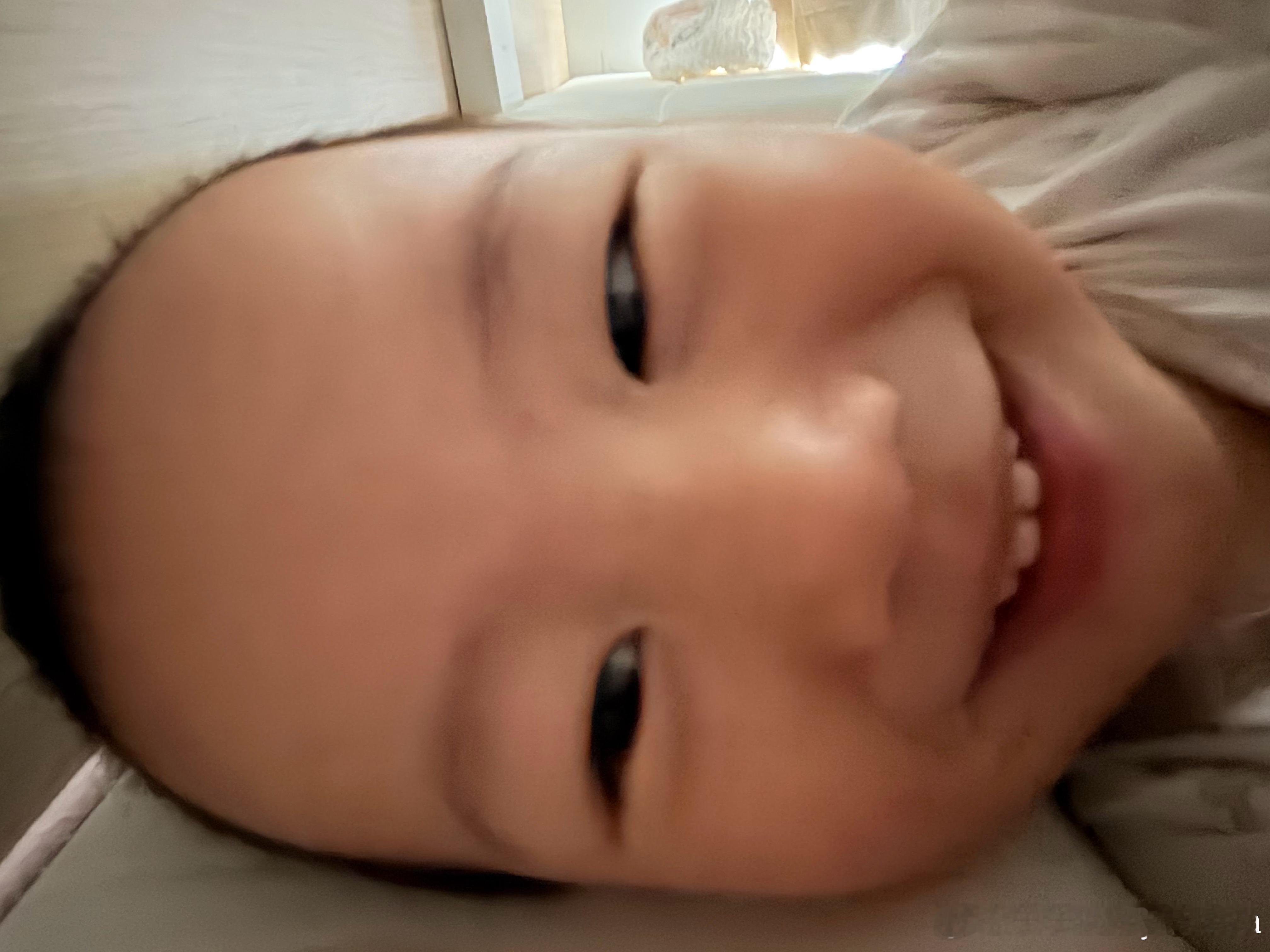 今天是乐乐宝贝出生的第941天。早晨宝贝开始闹，我要喝奶，昨天晚上也一直闹，吭吭唧唧吭吭唧唧，喝完奶之后睡着了，结果8点醒了还要喝奶，那肯定不行呀，于是就没有喝起来，吃早饭去啦。现在吃早饭也不乖，在桌子上都坐不住，随便吃了几口。上午宝贝去万家玩啦，现在对万家的热情没有那么高了，有点玩 ​