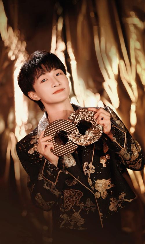 连续4年登台湾区升明月！周深这次舞台又要封神？
2026湾区升明月晚会今晚于澳门举办，周深出任宣传大使，这是他第四次登上这个舞台。
还记得往年他在此处的演唱，每一首都火速出圈，全开麦的稳度足以震撼全场。
作为内娱为数不多，既能演绎家国大歌，又能诠释细腻OST的歌手，不少人都在猜测他这次晚会的选曲。