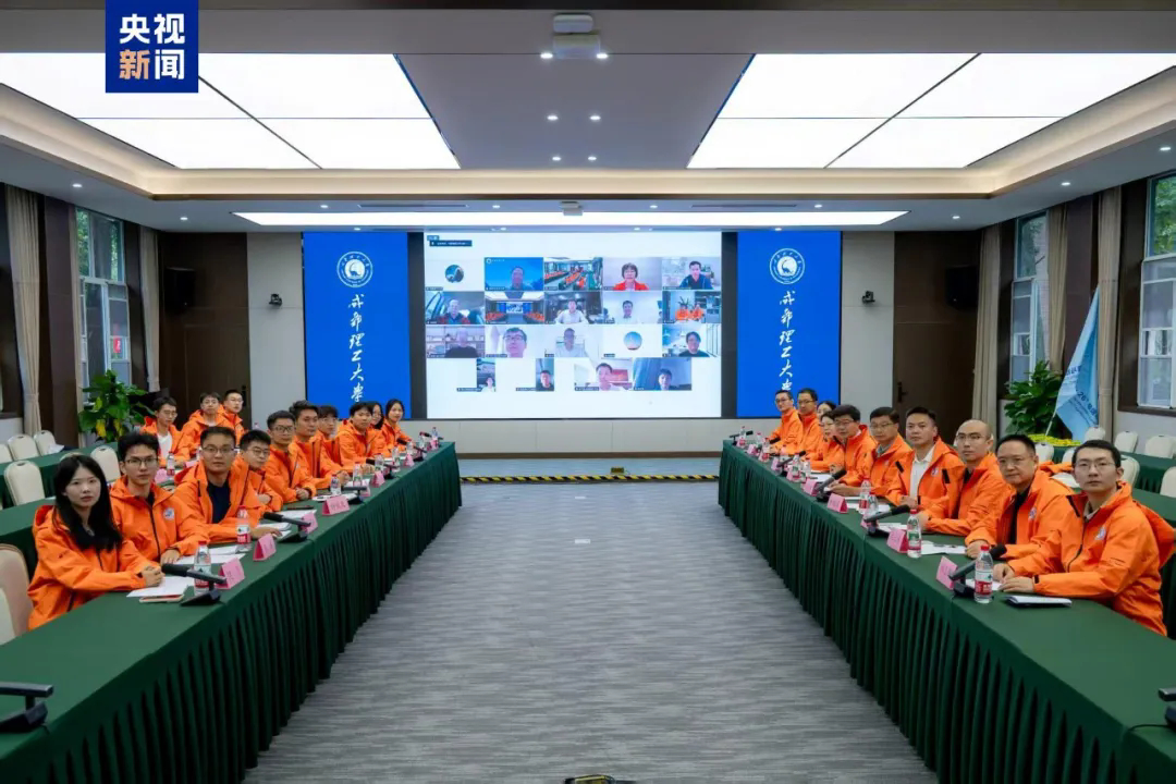 【为吉隆口岸恢复重建提供科学依据！中尼双方共同组建的科考队今日启程赴尼泊尔】#中尼联合科考队启程前往尼泊尔# 10月4日，由中国地质大学（北京）牵头、尼泊尔科学院协同组建的喜马拉雅“8·26”极端地质灾害应急跨境科学考察队，将从成都正式启程，赴尼泊尔开展为期约20天、覆盖境外源区、境内受灾体 ​