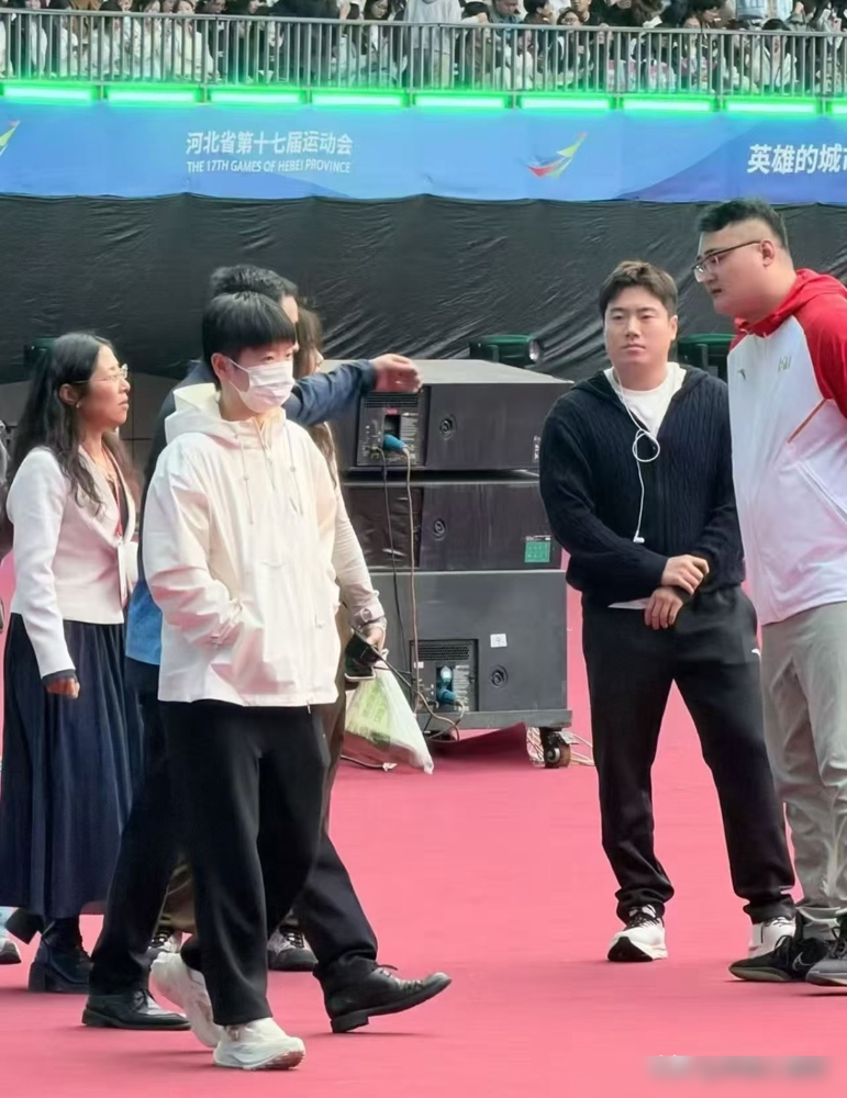 孙颖莎站错位了，全场都看着她一小步一小步往光圈里挪。手里攥着火炬，跑得认真，挪得也认真，像极了考场上对不准答题卡还死活不改答案的你。
10月16号，河北省第十七届运动会在唐山开幕。孙颖莎第六棒，从巩立姣手里接火。梁靖崑也在，两人一块儿彩排，老粉全炸了，带莎莎去更大舞台那梗，又刷起来了。
最好笑的