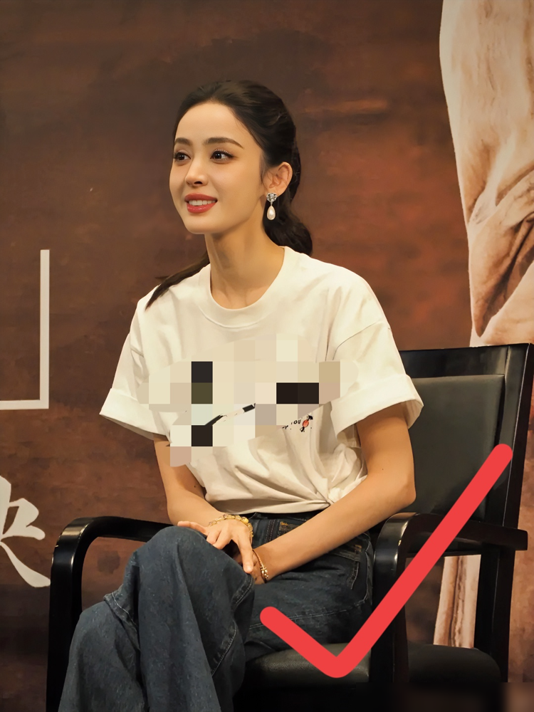 话题阅读破6亿，古力娜扎这次是真不要脸了。
在电影《出入平安》里，她硬生生把自己搞成了个灰头土脸的农村孕妇。死刑犯的妻子，素颜出镜，皮肤涂黑，挺着临盆的大肚子。
最绝的是那场雨中生子戏。浑身发抖，眼眶通红，把绝望和疼演得淋漓尽致，连导演都夸她共情力强，彻底把花瓶标签撕开了个口子。
结果呢？还是