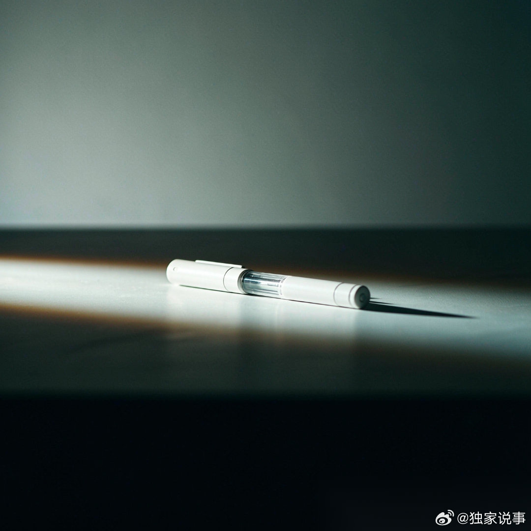 那些把司美格鲁肽当“减肥神药”的人，建议你冷静一下。 
 
不是说不能打，而是很多人根本不知道它到底在对你身体做什么。最近这条“5大副作用”上热搜，我看了下评论区，发现好多人只关心“掉秤快不快”，压根没人提这几点最关键的： 
 
1. 掉的不光是脂肪，肌肉流失严重，基础代谢会越来越低，停药后 ​