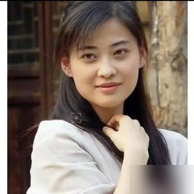 梅婷这张脸一出来，弹幕就炸了，全是“她怎么敢老成这样”。
乌镇戏剧节开幕，她跟刘琳、郝蕾、吴越站一块儿，四个人加起来快两百岁，没一个脸上带玻尿酸味的。梅婷穿得素，笑得松，眼角的纹路全在明处摆着。
再看她现在的戏，《好好的时光》里演苏小曼，该憔悴憔悴，该疲惫疲惫，一点不端着。之前还跑去波士顿，素颜