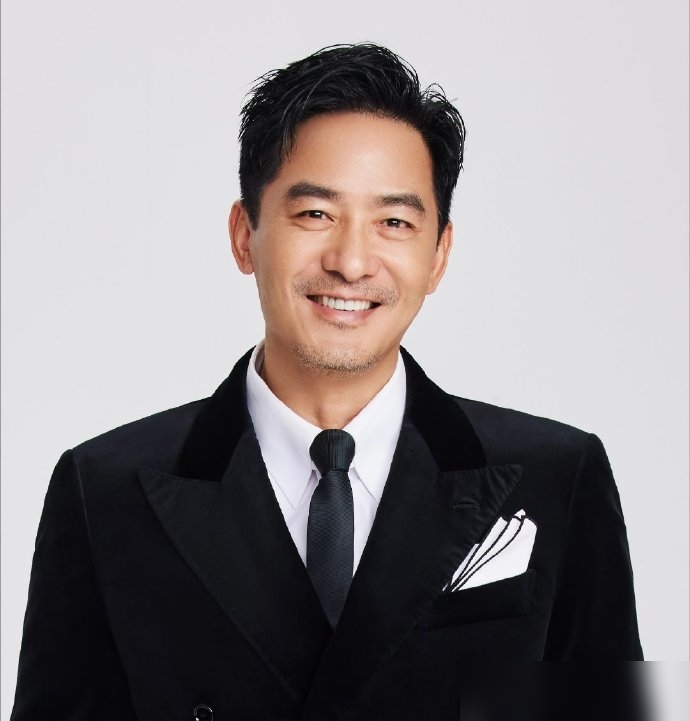 郭晓东命也太好了，二公队友直接给他把活拆了。
《披荆斩棘》二公《天下过客》，颜安姚琛把高难度rap和武打全揽走，只让他站那儿念诗。念白厚重，侠气全靠台词撑，愣是没跳一个舞。
三公《狂野之城》更绝，队里带着他唱跳，小考92分拿第一，正式舞台887火力值又全场第一。
郭晓东自己都乐了，说没上过音乐