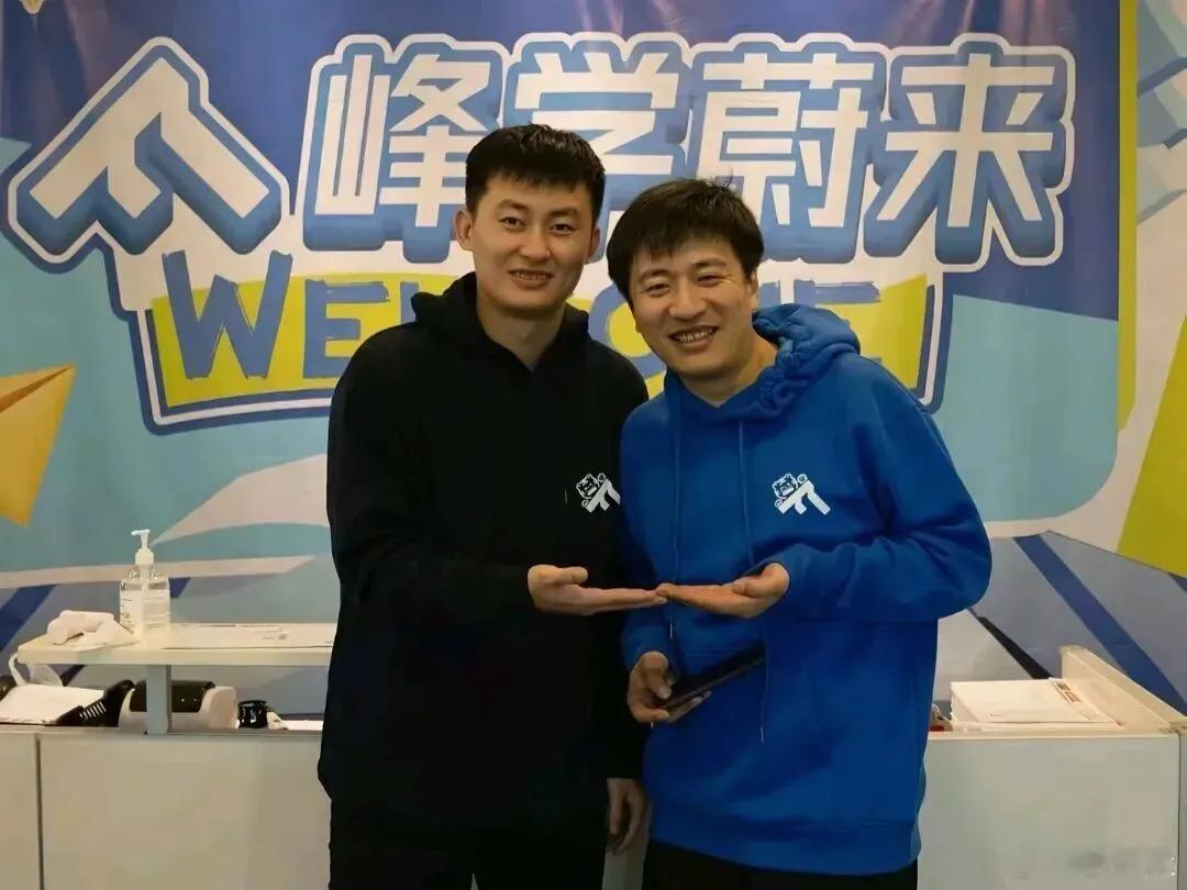 机器替人扛活，IP交班给女儿，国产游戏服务出海西雅图：三桩生意背后的同一道时代题
作者/林知远 记者/苏婉清
9月8日联讯社综合报道
一、峰学蔚来：张雪峰离世后的家族信托式交班与IP续命

9月7日，峰学蔚来实际操盘人武亮坐进戴军的访谈间，第一次把"张雪峰走后，公司到底归谁"这层窗户纸捅破。家属与 ​