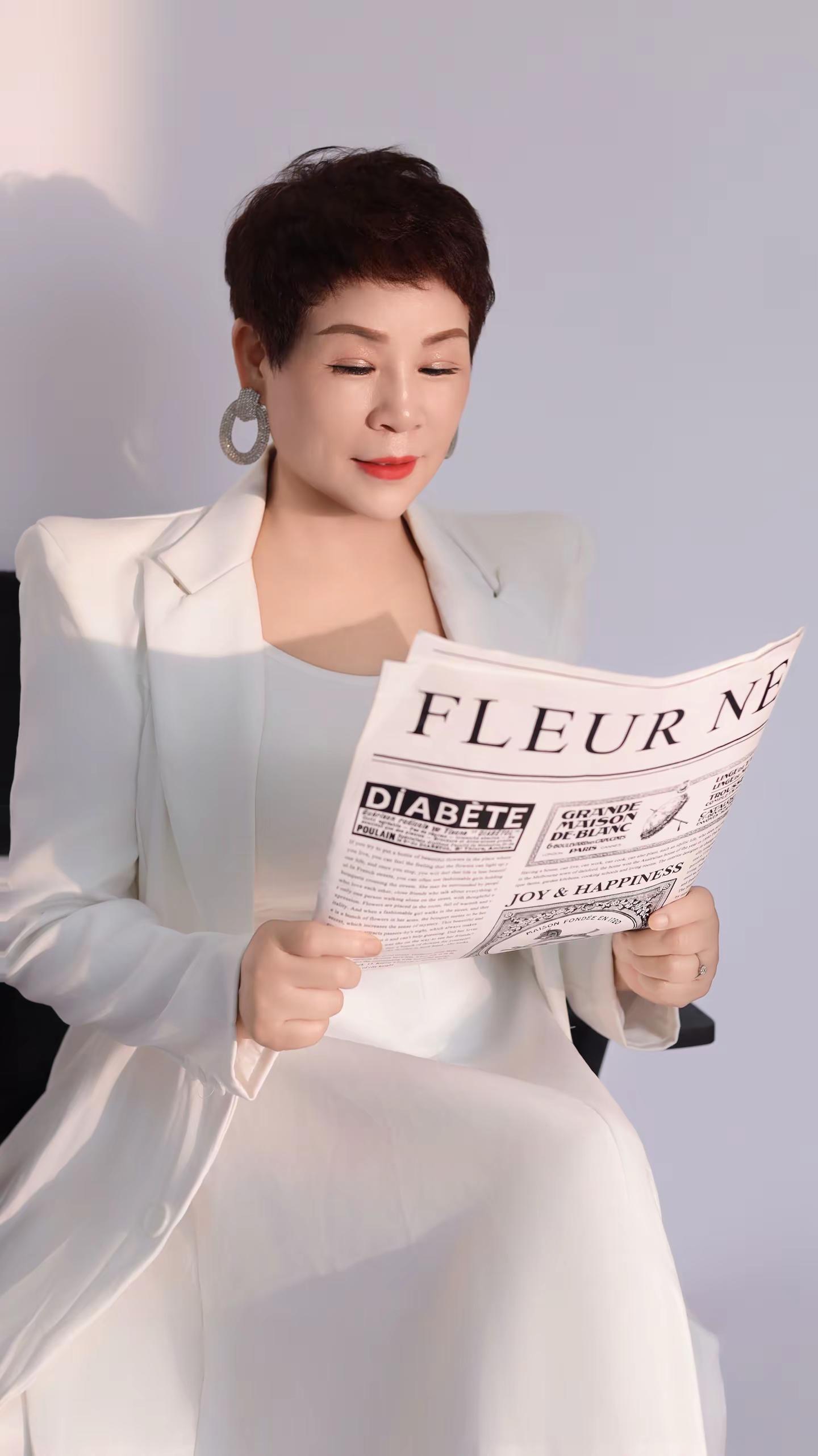 成熟女人不追求浮华，而是用内在的气质吸引世界。成熟女人的魅力，是她用岁...