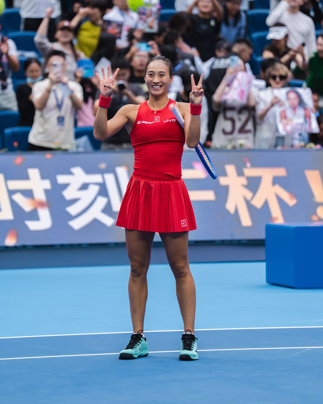 📊 签表详情：次轮即遇头号种子

根据2026年武网抽签结果，郑钦文作为递补进入正赛的非种子选手，落位在了4号签位。

· 首轮对手：美国华裔球员李吉妮（Ann Li），现世界排名第28位。
· 次轮潜在对手：如首轮过关，将直接对阵首轮轮空的头号