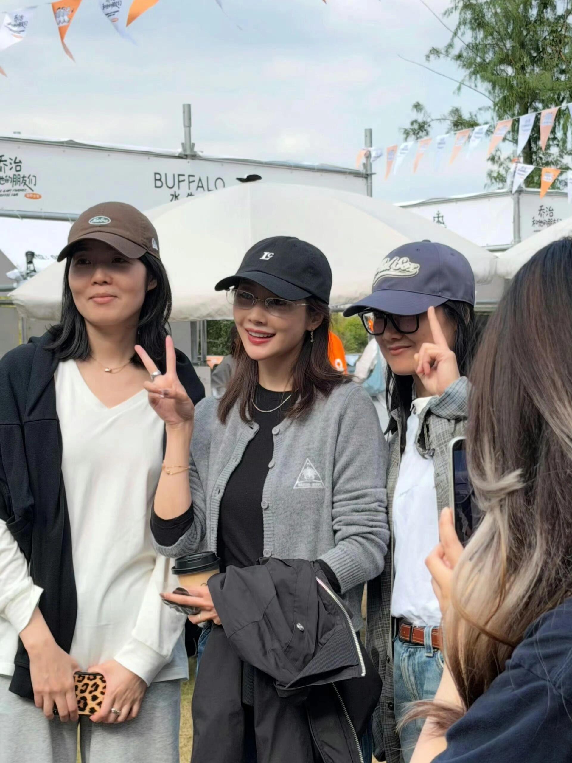 大半个娱乐圈都来乌镇了
第十三届乌镇戏剧节开幕，来了好多明星 ​