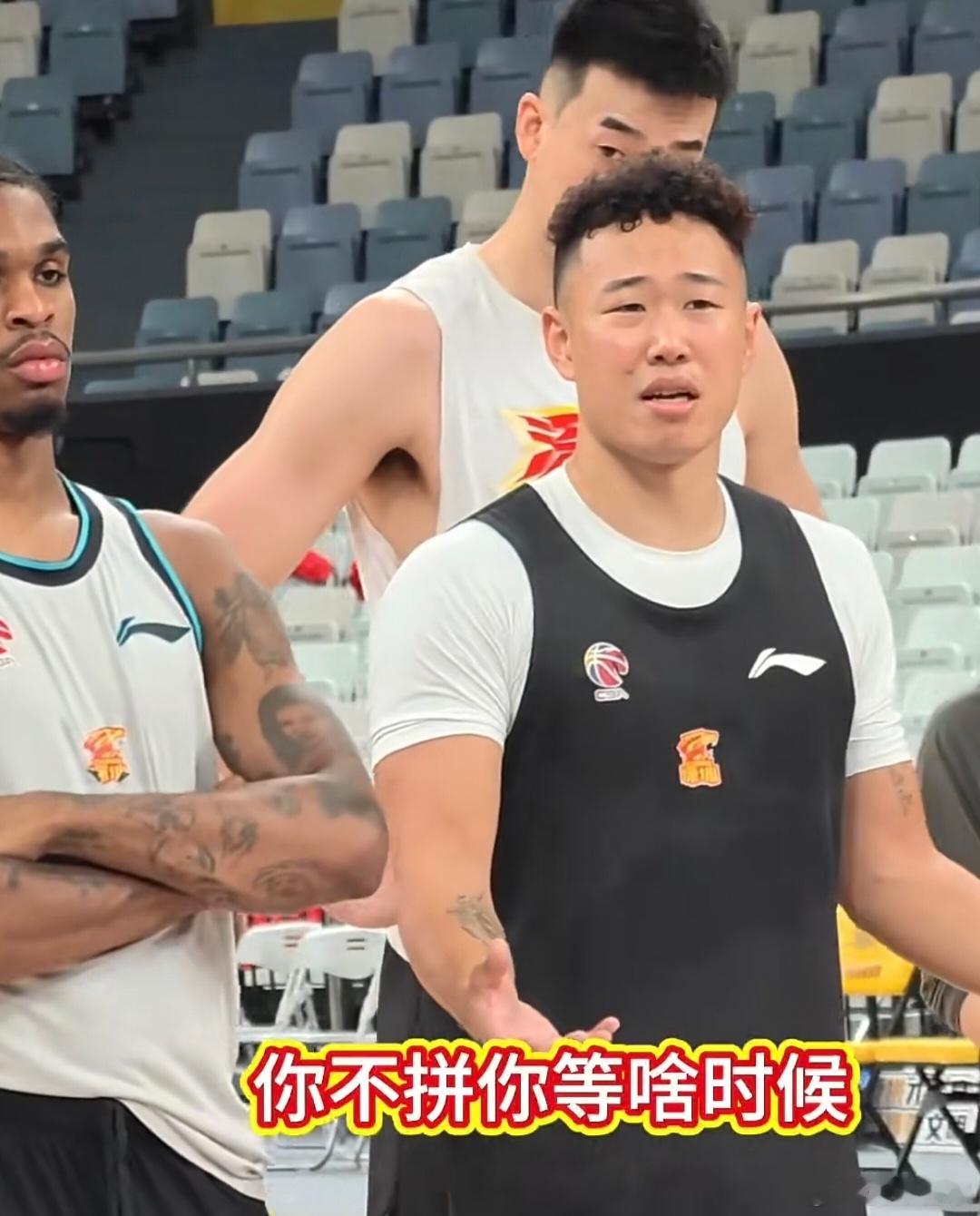 深圳男篮备战半决赛，队长贺希宁赛前热血发言激励全队👇  “都到这个份...