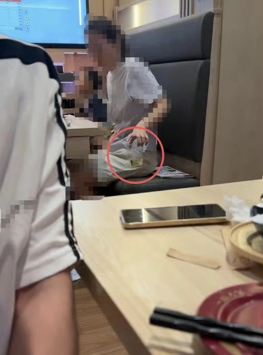 北京寿司郎门店儿童就餐区用杯子接小便事件迎来新进展。涉事孩子母亲私信目击者道歉，还原事发经过：孩子突发如厕需求，孩子父亲前去结账，情急之下拿一次性杯子处理，还用衣物遮挡防止飞溅，事后坦言内心无地自容，愿意赔偿本次全部餐费。与此同时，寿司郎总部客服给出说法，称门店现场已经进行劝阻，顾客离开后完成全面消