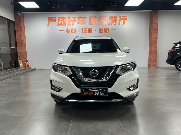 严选好车
17年9月上牌17款日产奇骏2.0L两驱舒适版，实表10.9万公里！老广一手车，全车一个面喷漆，车况精品内饰嘎嘎新，秒过第三方查博士检测享90天回购！
亮点介绍：
家用城市SUV，2.0L自吸搭配CVT变速箱，平顺省油，加92号油，后期养车成本低。日产大沙发座椅，2706mm轴距后排空间宽敞，乘坐舒适。标配全景天窗、无钥匙进入、一键启动、倒车影像、定速巡航，配置实用齐全。底盘独立悬架滤震好，通过性不错，整车耐用保值，家用代步、自驾出行都合适，到手0投资！
交强险有效期27年8月