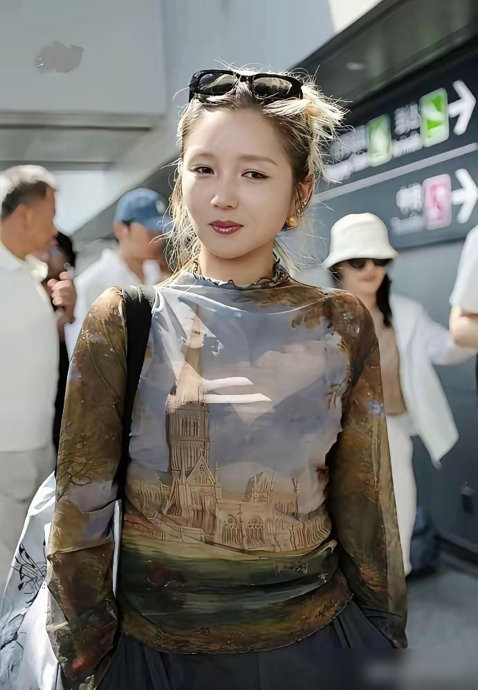 四十岁那年，她把自己打碎重捏了一遍。
何洁再站上舞台，腰线出来了，下颌线也出来了，整个人薄得像换了副骨架。唱《不该》那场，跟尚雯婕隔了快二十年再同台，一个音压着一个音，谁都没让谁。台下喊得嗓子劈了，台上全程全开麦，喘气声都透着狠劲。她当队长带《破风》，别人休息她抠动作，凌晨还在练。
就这么一路死
