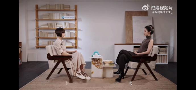 全网猝不及防！曾经的千万粉顶流美妆博主程十安，本名姜乘澜，在鲁豫访谈中低调自曝已婚消息，没有预热、没有营销，平静官宣瞬间引发全网热议🔥
 
据悉，姜乘澜的丈夫是圈外素人，深耕化妆品相关行业，二人大学相识。他不仅是她的人生伴侣，更是她事业的伯乐，当初正是他主动鼓励、劝