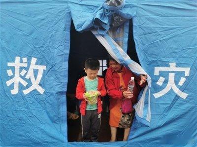 四川地震牵动人心，愿一方平安顺遂❤️
 
#四川地震#
突如其来的震动牵动全网目光，多地网友反馈感受到明显震感，不少人第一时间互报平安。救援力量迅速响应，各项排查工作有序开展。天灾面前更见人间暖意，大家保持理性，不信谣不传谣，静待官方通报。祈愿当地群众平安无恙，希望一切安好。 ​