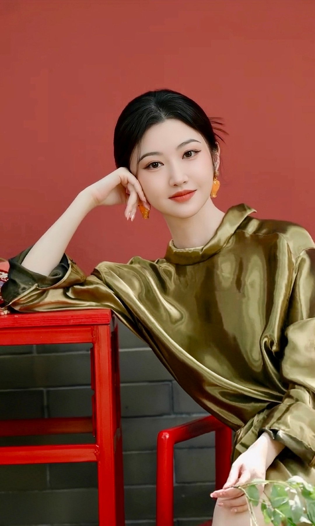 #景甜[超话]#  jt#景甜龙骨焚箱# jt#景甜待我醒来时# 
看你笑靥如花，自由自在，淡然笃定，和初见时一样从容自如。​