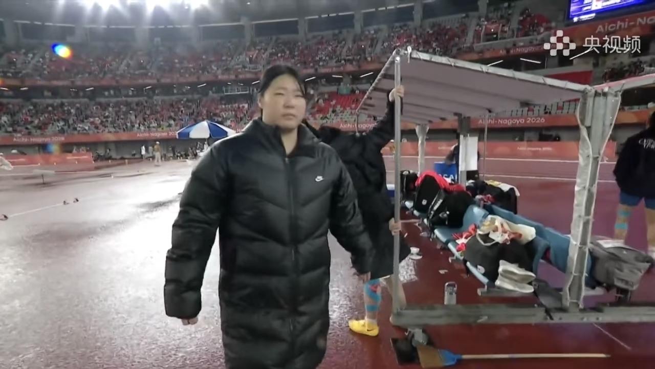 笑死了，只投了一枪，小孩姐就无聊至极地在场地旁溜达，别冻感冒了
9月27日晚，爱知·名古屋亚运会田径女子标枪比赛结束，严子怡在第1投就投出了70米46的成绩，打破了亚运会记录，后续投掷严子怡就直接放弃。而主要对手北口榛花最好成绩只有62米70，获得亚军。
祝贺小孩姐，不过也是意料之中。

这一枪直接
