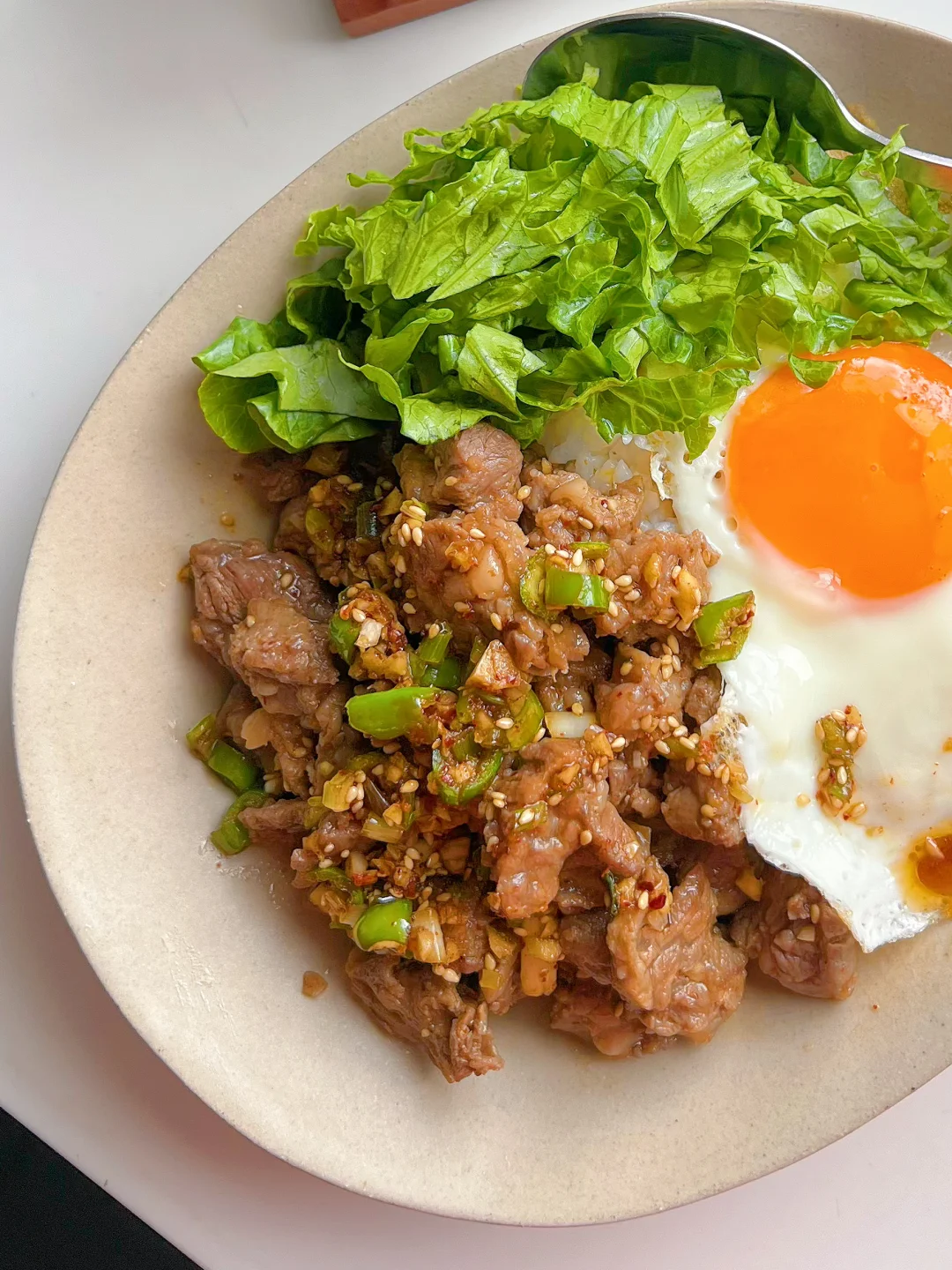 葱香牛肋条生菜拌饭，不够吃呀不够吃！