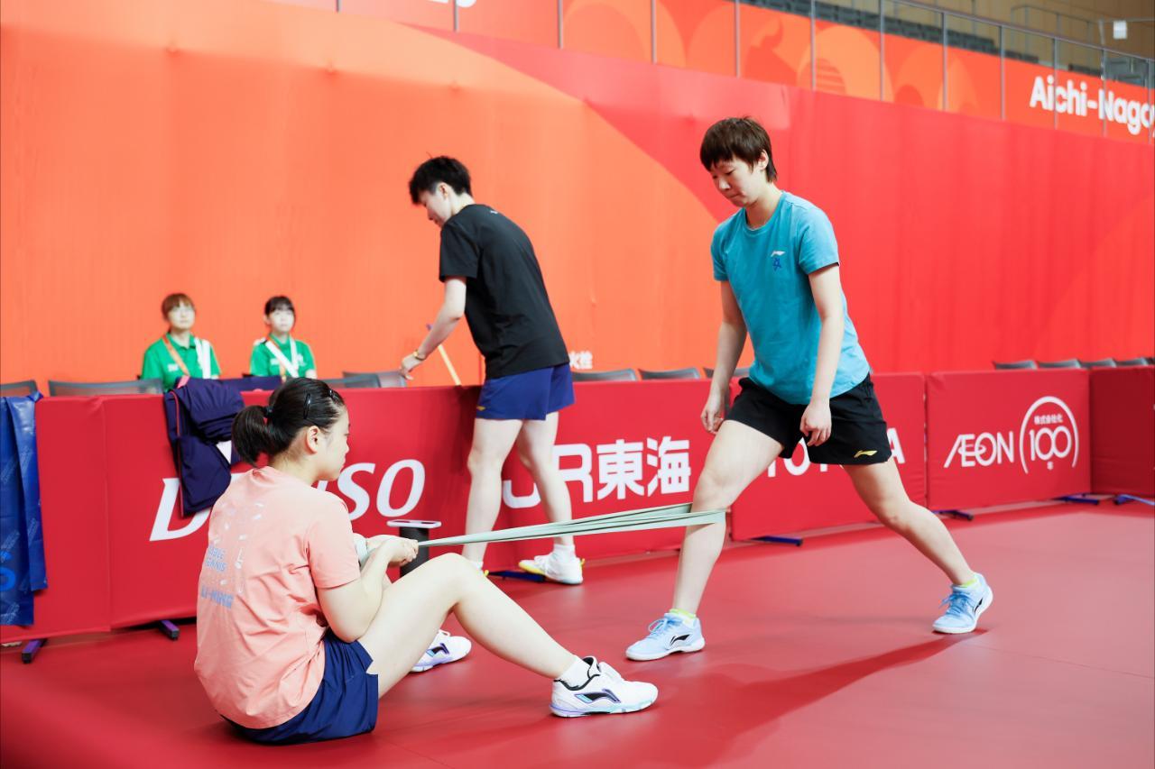 #王曼昱 扛下压力#压力给王曼昱抗 体能能不能也给王曼昱配备一下?都是绝对主力 待遇怎么相差那么大?[疑问][疑问][疑问] ​