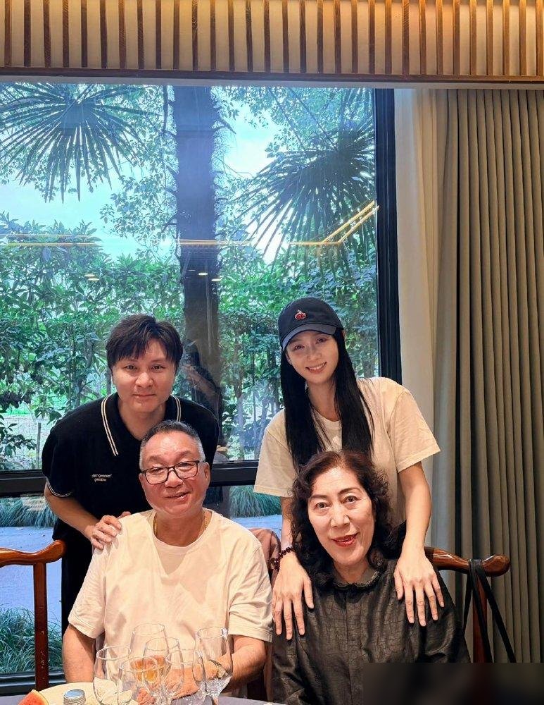 乔任梁39岁冥诞，陈乔恩又去了，带着一桌菜，陪他爸妈吃。
十年了，每年忌日生日，她没断过。今年晒出合照，配文就一句：“你永远是少年。”
前阵子前经纪人上节目翻旧账，说她当年靠关系解约。她直接发长文怼回去：合约期满正常走人，别老拿我炒冷饭。
一边是撕破脸的旧账，一边是十年不断的探望。
人跟人的