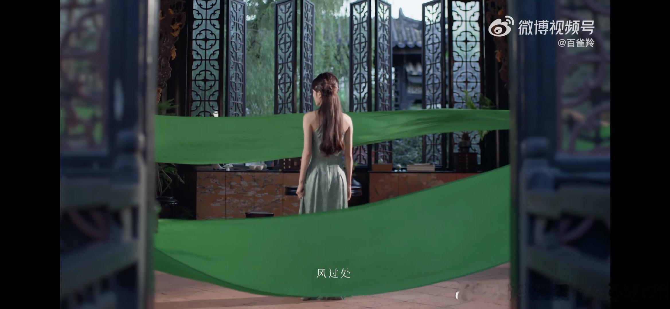 #演员李思潼[超话]# 健身十年，难得见到这样优越的背线。李思潼看得出有坚持运动的习惯，肩背骨骼舒展，肌肉线条清爽利落，线条明显提升了画面的质感。 ​
