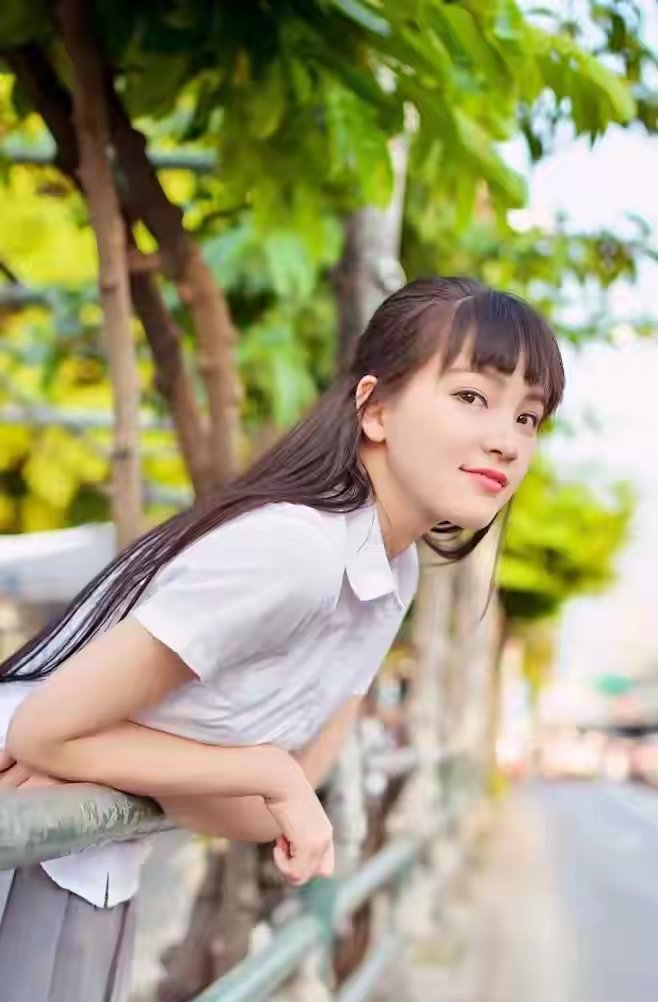 一句“我大概率不会结婚”，让黄灿灿再度引发热议。在综艺的私下聊天环节，卸下镜头前的偶像包袱，她说出了自己内心真实的想法。没有博眼球的偏激言论，也不是一时冲动的吐槽，是沉淀多年之后，对人生的真实考量。言论一出，舆论立刻两极分化。不少网友下意识觉得，这是过去的感情留下的后遗症。一定是被爱情伤透了，才会对
