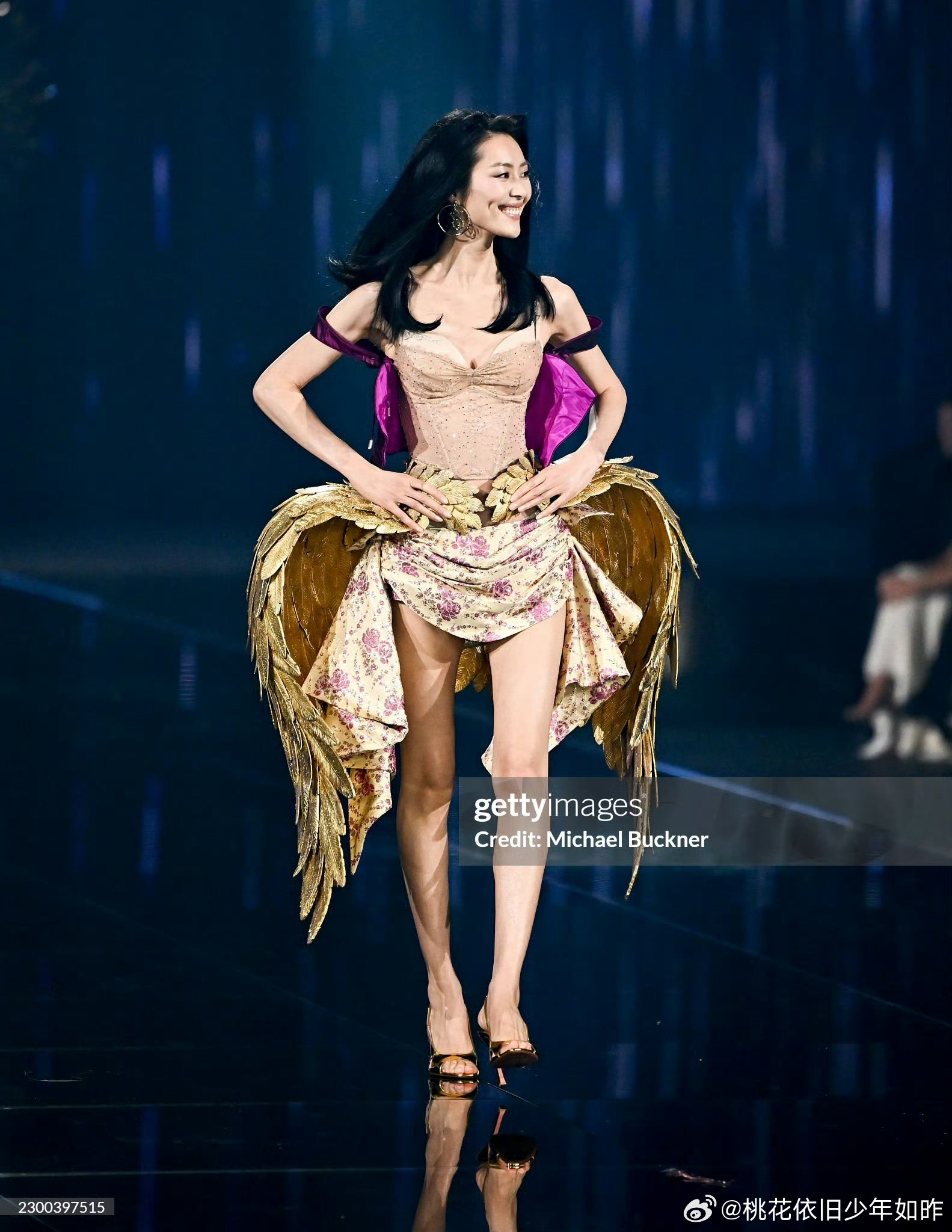 #维密大秀中国模特合集#2026维密洛杉矶大秀，中国面孔交出一份三代同堂答卷：刘雯第十次登台，继续刷新亚洲模特纪录；奚梦瑶时隔8年回归，背着翼展如波音737的巨型金纱翅膀压轴亮相；贺聪拿下亚洲模特首个章节开场（“小开”），新人古月完成PINK单元首秀。从2009年刘雯首位破壁，到何穗、雎晓雯、谢欣 ​