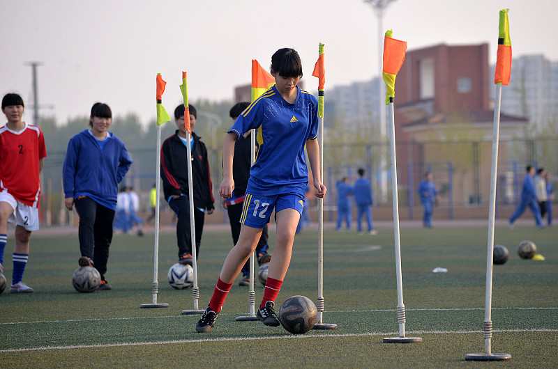。他没有职业俱乐部注册经历，凭借U17亚洲杯预选赛5场11球的亮眼表现获得征召 。此次更多是历练性质，也拓宽国家队选材思路。少年仍需经受成年赛场