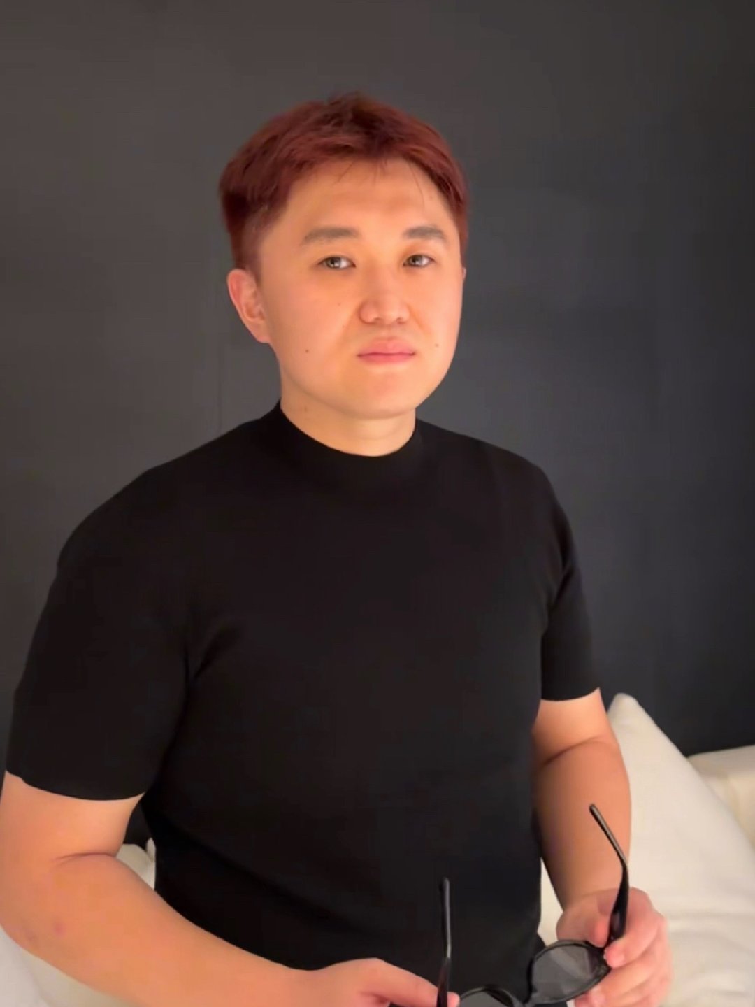 #张百乔回应瘦下来面相变了##张百乔回应面相发狠# 其实不是面相变狠了，瘦下来脸上的肉变少，五官更突出，才容易给人一种不好惹的感觉，和演技没有关系。 ​