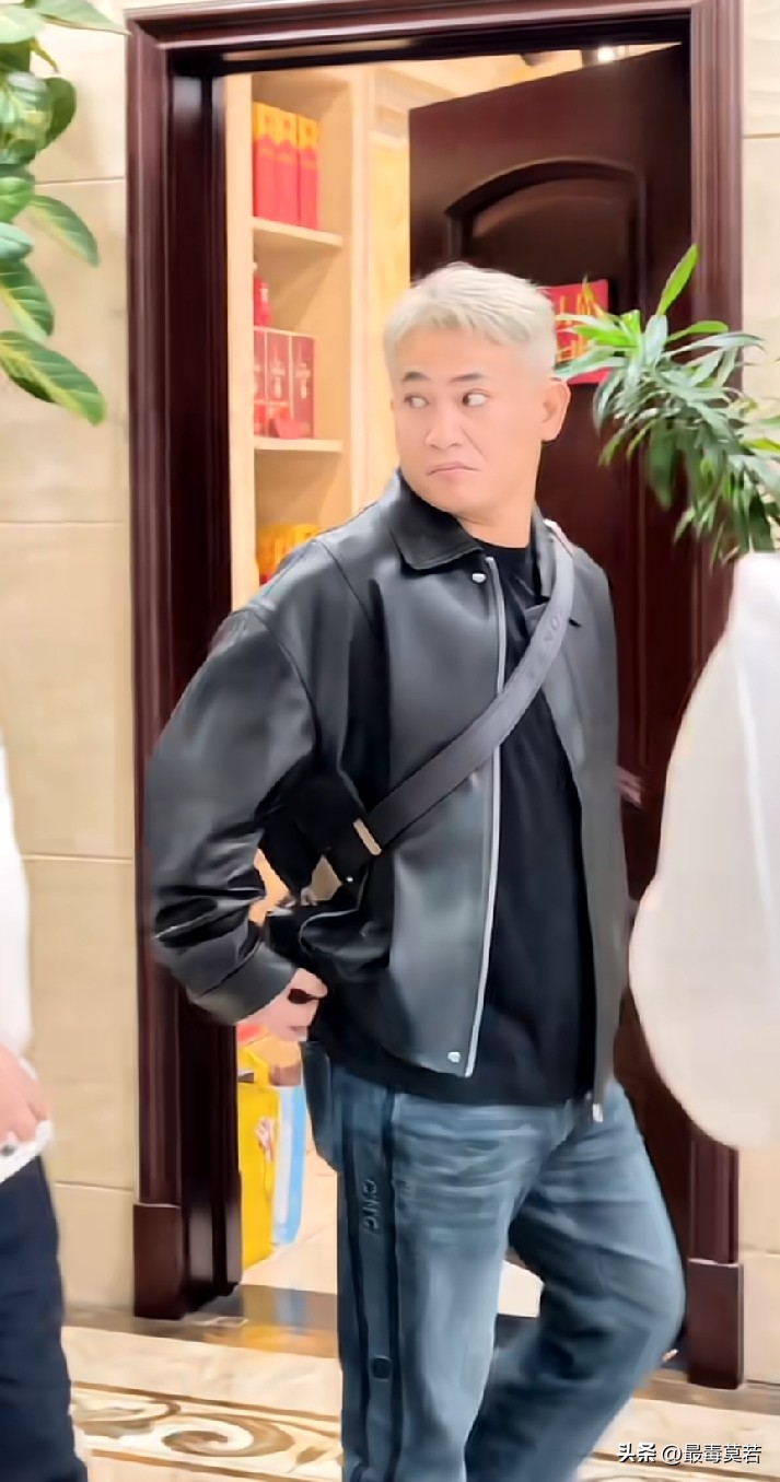 寂寞点评吴迪聪明当年干老葛交下辛巴，对祁天道和宇文泡特失望。吴迪挺聪明，当年维护辛巴干老葛，“没有两块豆腐高”就是老葛给起的。

吴迪虽然得罪老葛但把818交下了。辛巴说这些年我没有对吴迪太好过，但没成想身边这些人关键时候都怂了，只有吴迪帮我出声，其他人太爱惜自己的羽翼，话都不敢说。

辛巴当年认为
