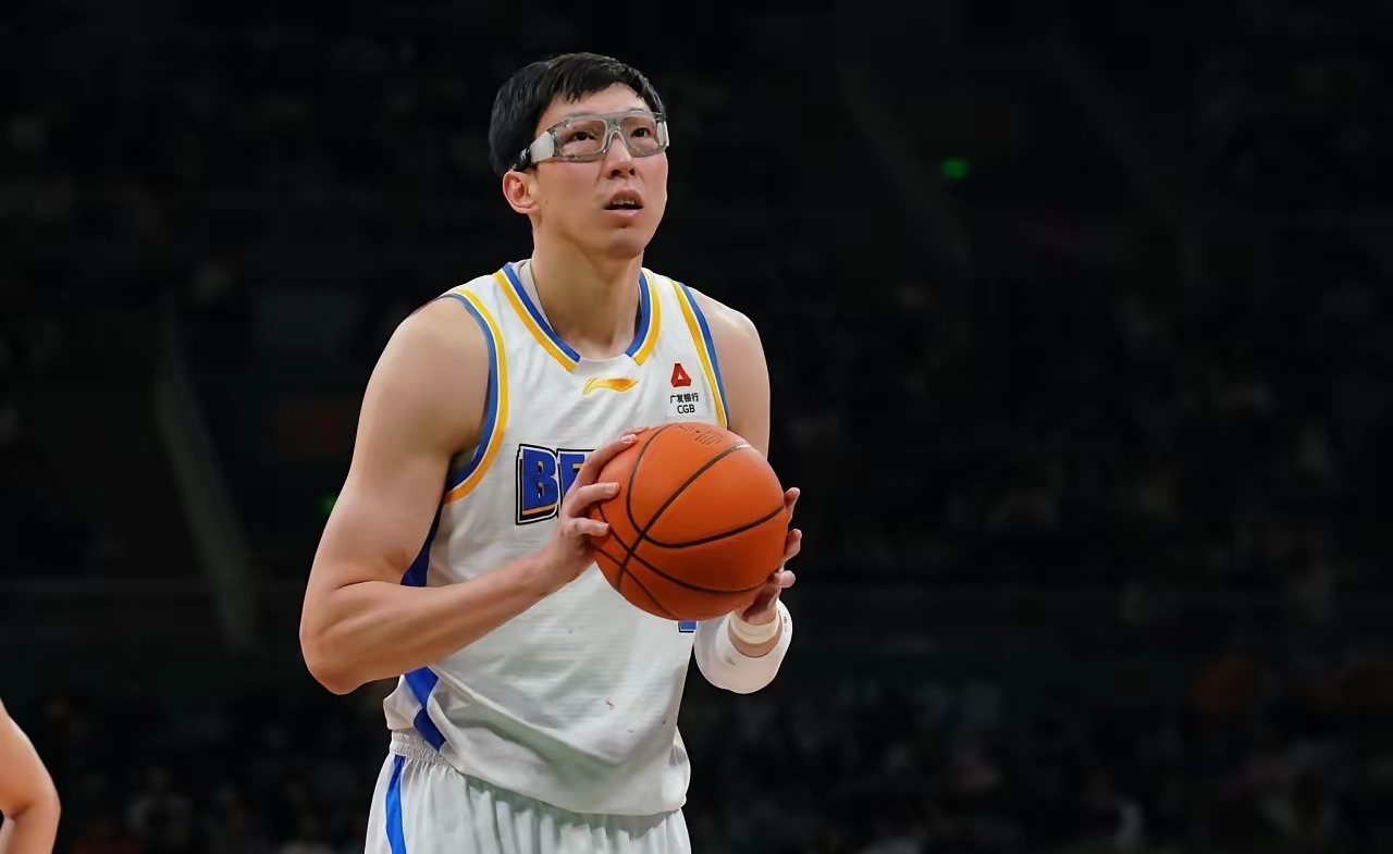 中国男篮五位弃将！郭士强最应该把谁召回来？
1、林葳
现在男篮后卫线的问题特别致命，突破攻坚能力严重匮乏。赵继伟擅长组织和投射，但没法突破撕裂防线；廖三宁、庞峥麟倒是敢突，可一遇上高强度贴身防守就容易失灵。
 
球队急需一名能撕开对手防守、盘活全队进攻的一号位，而林葳就是目前本土后卫里，最适配这个需