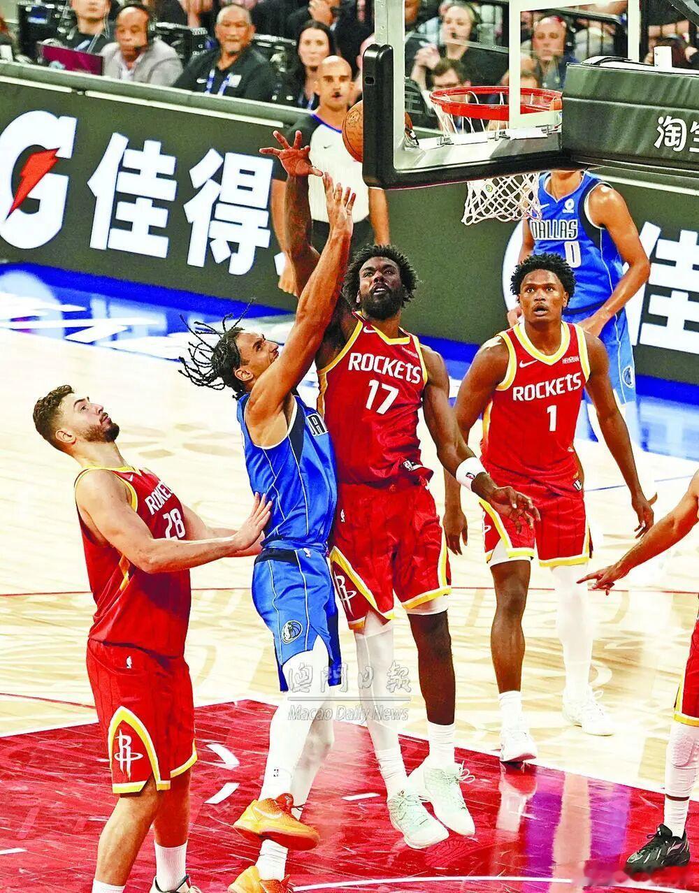 NBA中国赛，独行侠与火箭合演“德州打吡”，最终火箭全程领先，135:117破独行侠。 ​