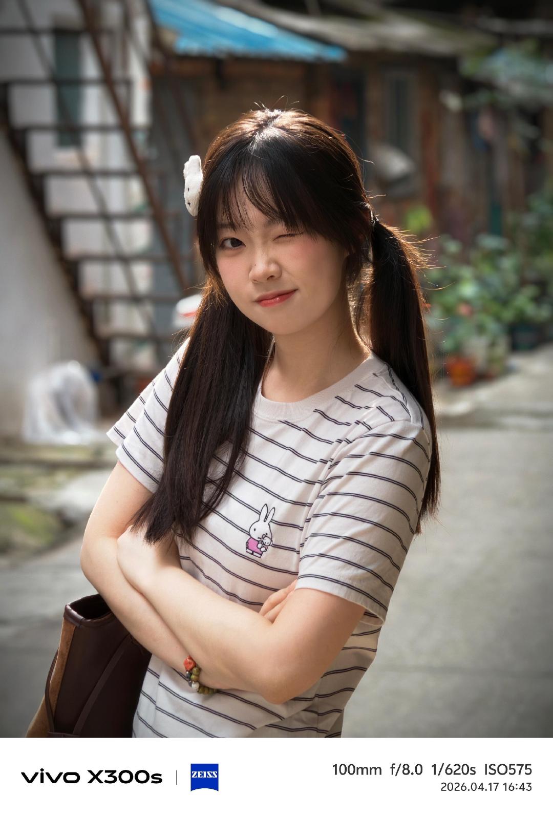 #vivo[超话]# X300s的柔光设置你知道有多绝吗！
直接看成片吧[嘻嘻]
图1-图5使用了柔光功能。
👇打开方式
选择人像模式
选一个喜欢的滤镜
点击滤镜，出现“进阶”
点进“进阶”，看到“柔光”功能
根据现场环境选择弱柔光或强柔光
绝对出片。#随手拍##摄影##手机摄影##手机随手拍##写真# ​