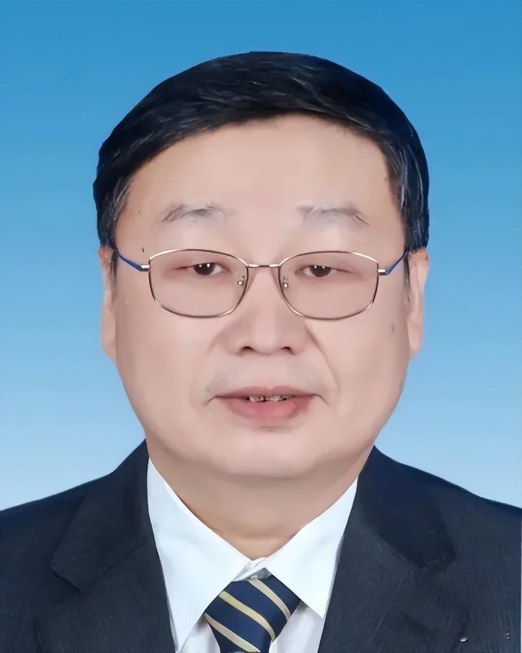 通报不带“原”字！泉州副局长黄三多任上落马，手握规划大权，台前实干背后失守
 
2026年10月10日，泉州市纪委监委一则通报迅速引发关注，泉州市自然资源和规划局党组成员、副局长黄三多，涉嫌严重违纪违法，接受纪律审查和监察调查。
 
很多人一眼就捕捉到细节：这份通报里，没有“原”字。这就意味着，黄三
