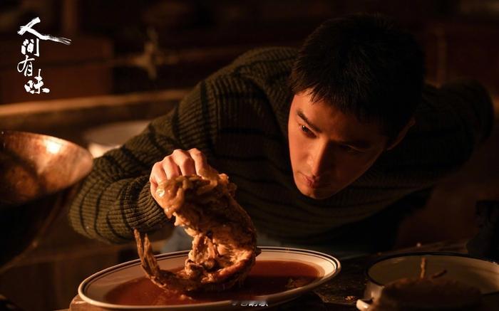 胡歌新剧《人间有味》，绝对男主，演员表排第八。本人转了海报，一个字没说。

我就问一句：真到了胡歌这个段位，还在乎排第几吗？

现在娱乐圈这帮人，天天为番位撕得头破血流，可观众记住的从来不是你名字在第几个，是你演的那个角色立不立得住。梅长苏要是演砸了，排第一也白搭；要是演成了，排第十也压不住。

真