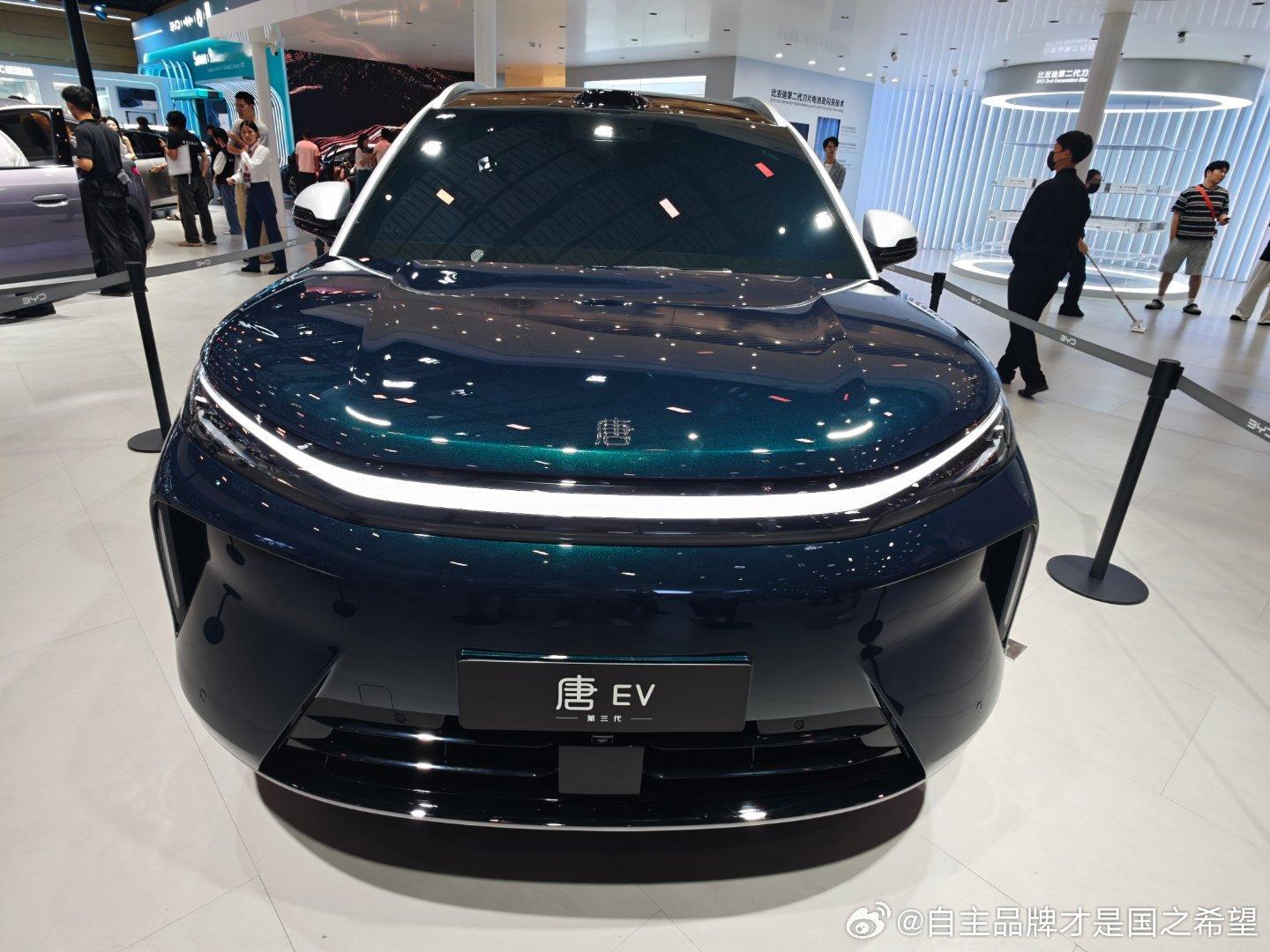 都是哥们[二哈][二哈][二哈]
第三代唐亮相！观众称其为唐三
可以看到前脸大灯相比大唐大汉有所简化
但是 内饰又大大加强（本次保密未公开）
更有神秘技术会在上市发布会公布
今天逛了一天 也看了友商
中国只有比亚迪能在核心技术不断突破，
持续引领行业前进，
      我观察到奇瑞李学用总，章红玉总也 ​