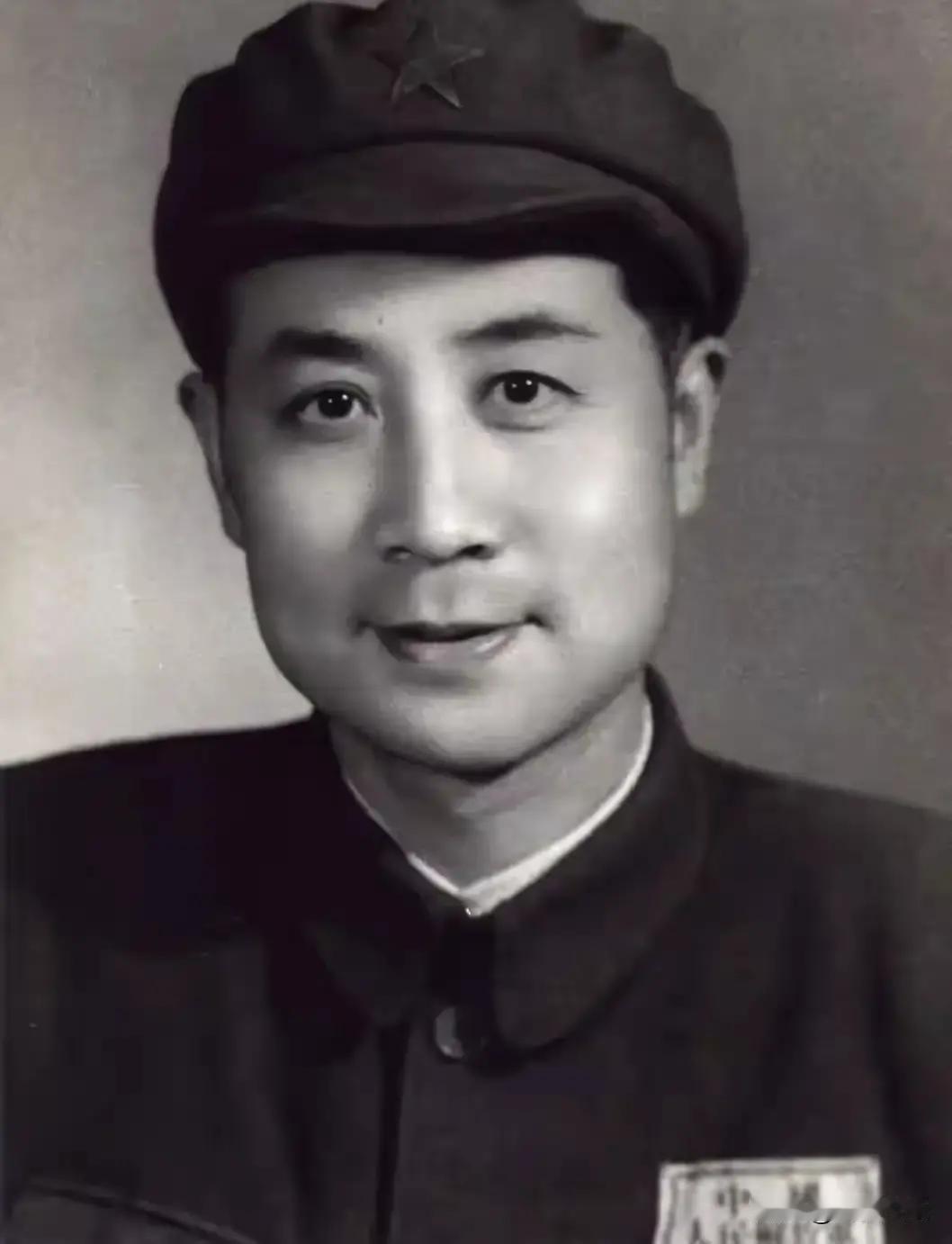 1946年，特务举报他是地下党，戴笠大笑：谁都可能，唯独他不可能

李时雨从办公楼走出来的时候，雨还在下。他撑着黑伞，脚步不紧不慢，和往常一样。刚才沈维翰在走廊那头盯着他看，眼神里的不甘心像刀子一样锋利。李时雨面不改色，甚至微微点了点头，像是打招呼，然后转身下楼。
他坐进车里，司机老陈发动了引擎。车