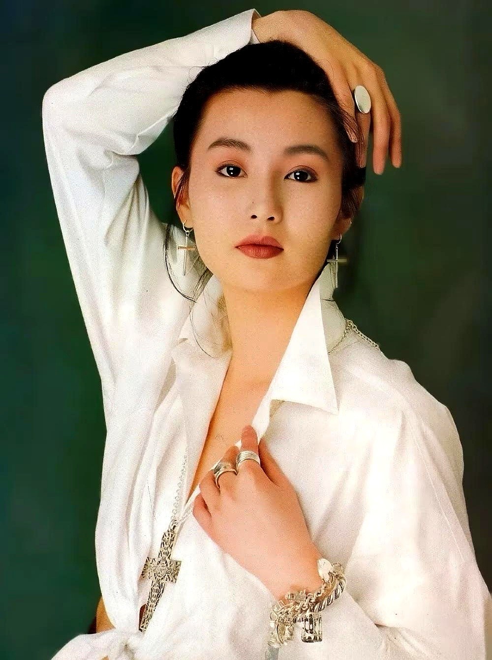 拿下戛纳影后那天，她转头就从大银幕上“消失”了。

2004年，一部法国电影《清洁》把张曼玉推上神坛，成了亚洲首位戛纳影后。戏里她演个漂泊异乡、满身泥泞的戒毒母亲，完全撕碎了东方美人的皮囊。

往前推12年，她还在《阮玲玉》里穿着旗袍，把旧时代女星的绝望演得让人骨头缝发凉，顺手捧回柏林银熊奖。换别人