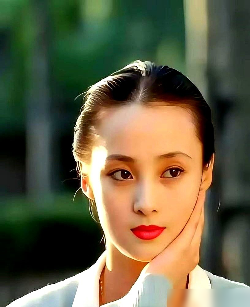 郑晓龙当年死活不让蒋勤勤演《甄嬛传》，就一个理由，怕陈建斌出戏。
老婆真来了，往那一站就是正宫娘娘。陈建斌跟孙俪演感情戏，眼睛该往哪搁？后宫三千，全成摆设。所以纯元这张脸，只能活在台词里，不能落地。
蒋勤勤后来也说了，没演，也不想蹭这热度。
戏里白月光，戏外真夫妻。真把真人塞进去，观众不跳戏，