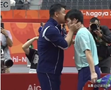 为什么林诗栋赢下林昀儒后，王皓会这么激动？
不仅亲了他额头，还带着他跟领导和教练一一握手。
其实我能理解他，
因为这么久男队都是王楚钦一个人顶着，现在林诗栋终于雄起了，后继有人了！他既感到开心，又觉得欣慰。再加上晚上是林诗栋跟王楚钦决赛，也没这样的机会了！王皓彻底下班了，所以就领着林诗栋去了，如果是