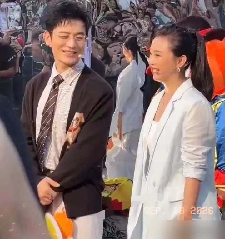 青岛教堂广场大太阳底下，黄晓明扭头看见王艳，手比脑子快，胳膊直接举起来挡在人家头顶上。王艳一愣，笑着往旁边让了让。
就这一个动作，热搜炸了。22年了，萧剑跟晴儿往那一站，还是这个味儿。
没剧本，没彩排，镜头扫过去的时候，他手已经伸过去了。周围人都看着，黄晓明脸不红心不跳，举得那叫一个自然。当年晴