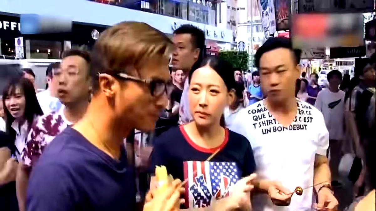萧敬腾娶了林有慧，大张伟娶了刘迎，古巨基娶了陈韵晴，男明星兜兜转转，最后不少人都把天天陪在身边的经纪人娶回了家
 

可要是论长相气质和商业手腕，哪个经纪人能比得过霍汶希
 

陪着谢霆锋走过二十多年，替他摆平顶包案，扛过舆论风暴，甚至比王菲更懂这个男人的野心与软肋。两人同框站在一起，不管是颜值还是