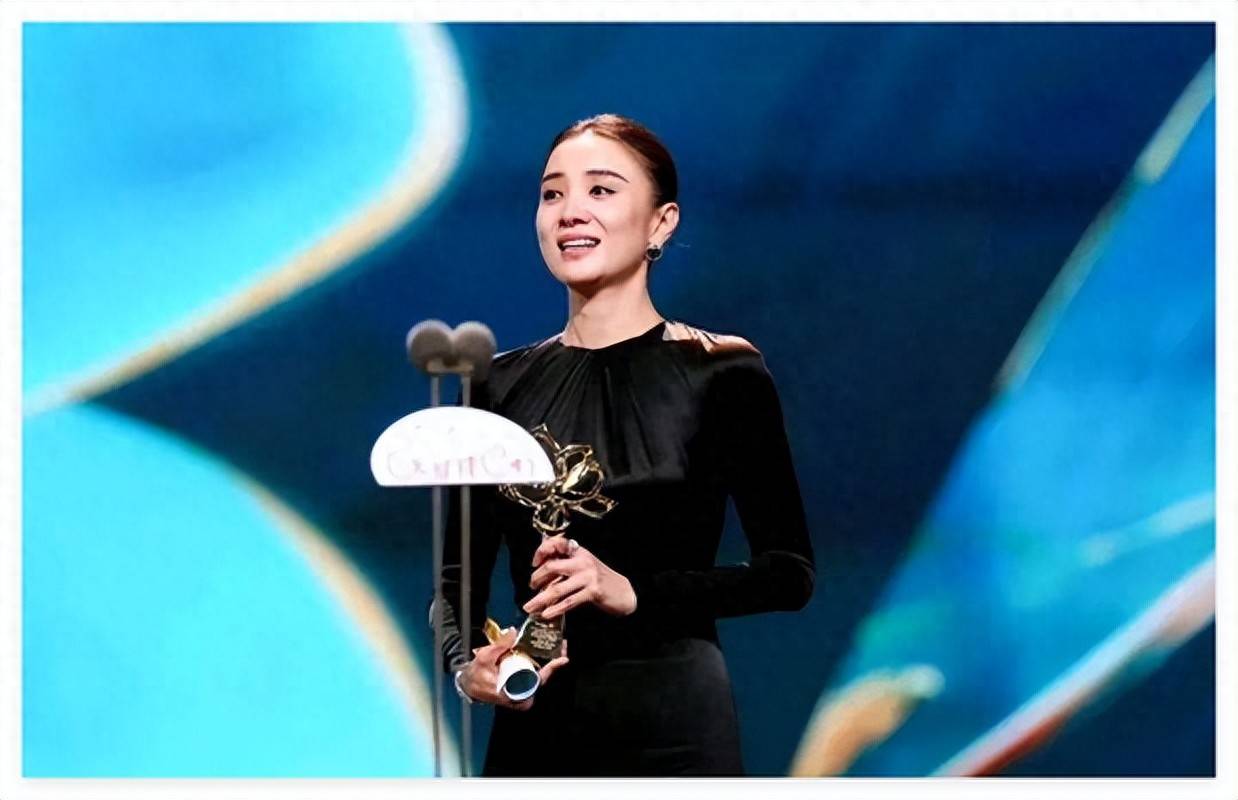 2024年白玉兰奖后台，刚拿奖的宋佳被个男人猛地抱住。她没挣扎，反而往对方怀里蹭了蹭，这是比她小7岁的丈夫王伟，刚从《白夜追凶》片场匆匆赶来。
（搜狐娱乐2026年9月报道《43岁宋佳低调完婚，与小7岁的王伟正式结为夫妻》）
2024年上海电视节白玉兰奖颁奖典礼后台，刚捧起最佳女主角奖杯的宋佳，正被