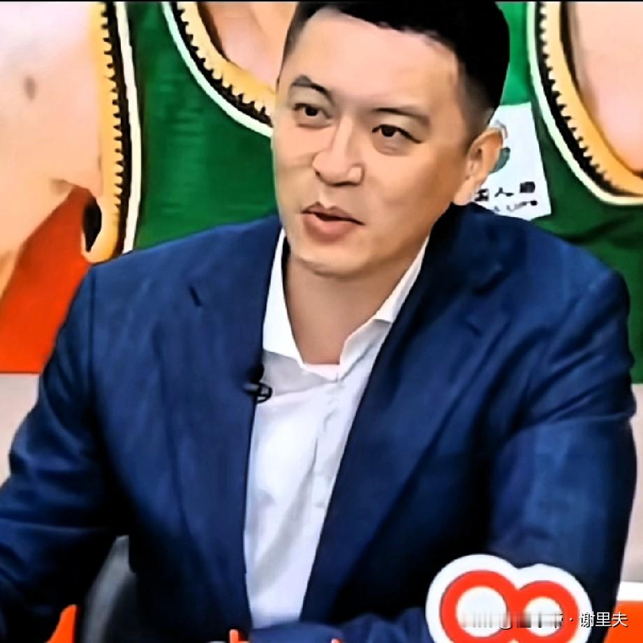 杨鸣解说点评胡明轩的表现，巩晓彬听后，直夸情商高，话题是：球员红黑榜...